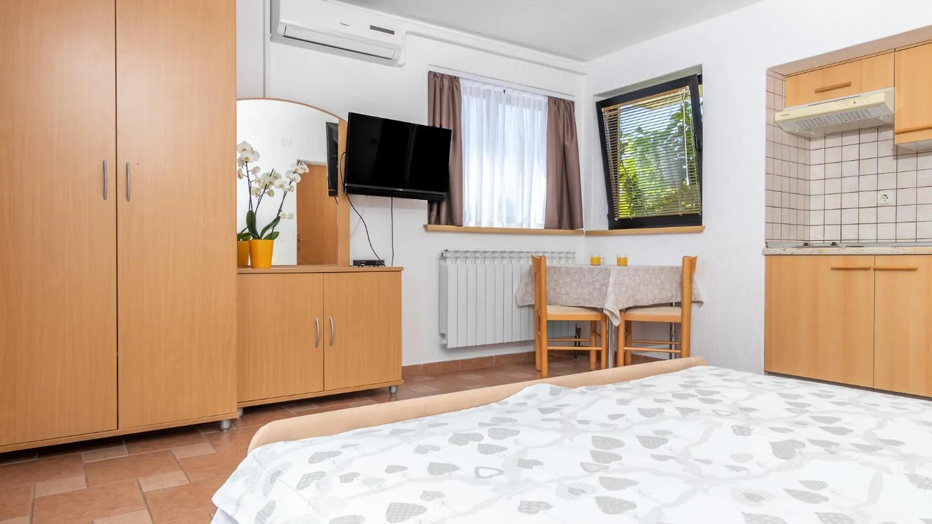 Villa Paradiso Punat 0*,  Croatia
